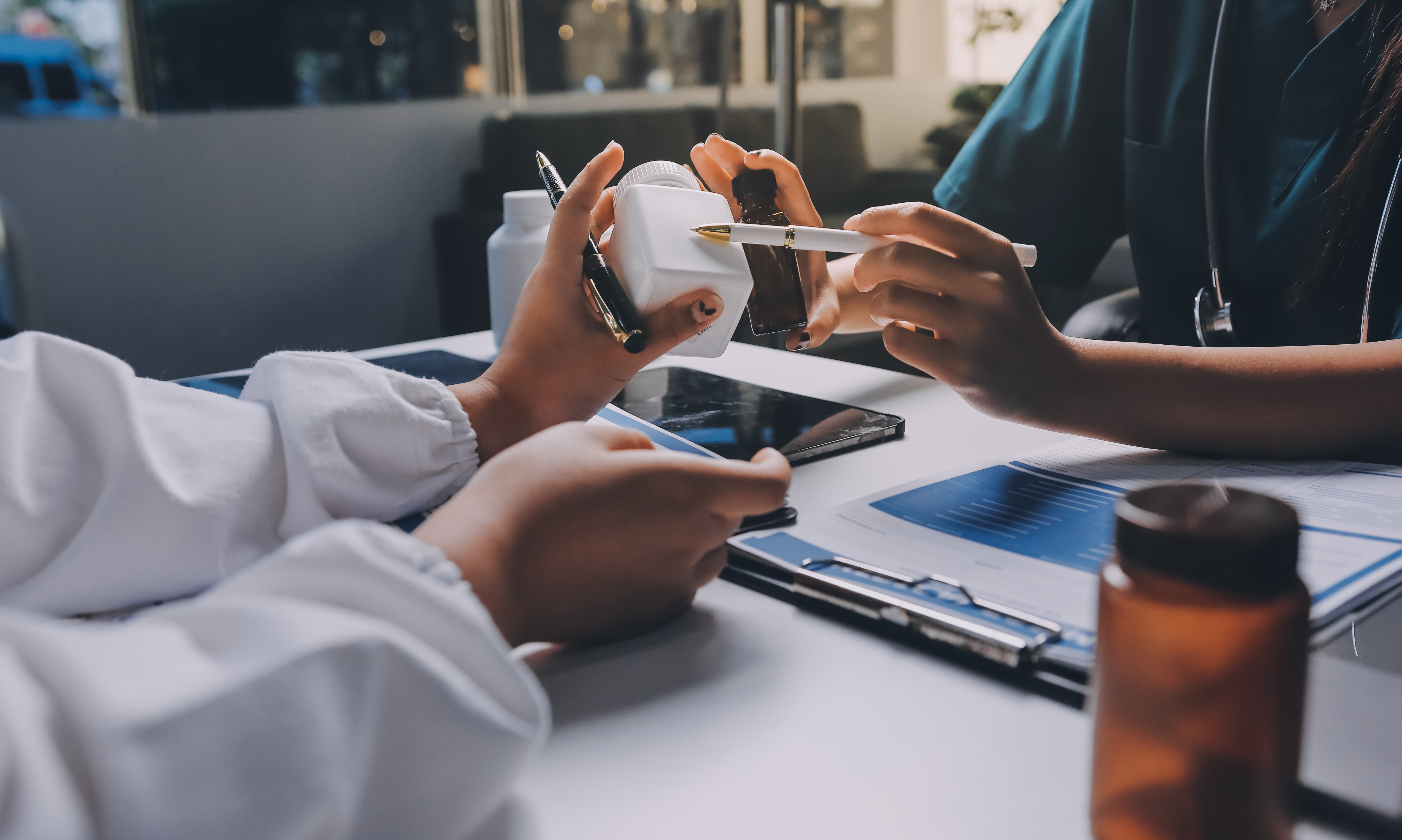 Medizinisches Team verfolgt eine Pflegefortbildung in einem Klinikseminarraum